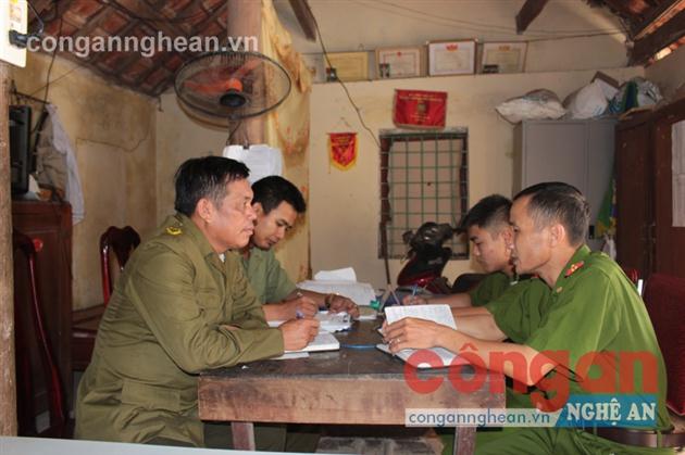 CBCS Công an huyện thường xuyên trao đổi,  phối hợp với Công an xã giải quyết kịp thời các vụ việc