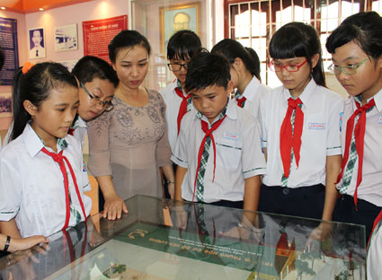 HS tìm hiểu lịch sử trường Văn Lương tại phòng Trưng bày của trường.