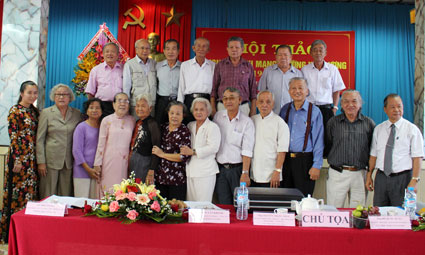 Cựu GV, HS trường Văn Lương tại hội thảo lịch sử Cách mạng trường Văn Lương (1955-2015) do UBND tỉnh tổ chức ngày 10-9-2015.