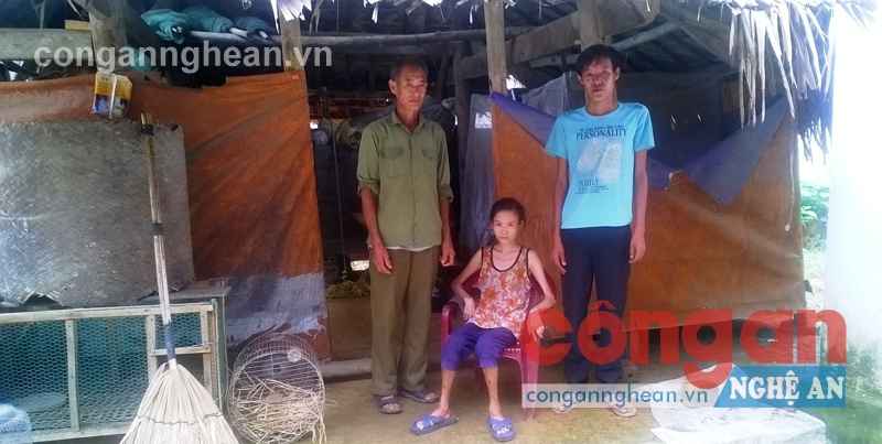 Ông Trần Văn Hóa cùng con gái bị thương tật và con trai bị bệnh tim trong căn nhà tồi tàn
