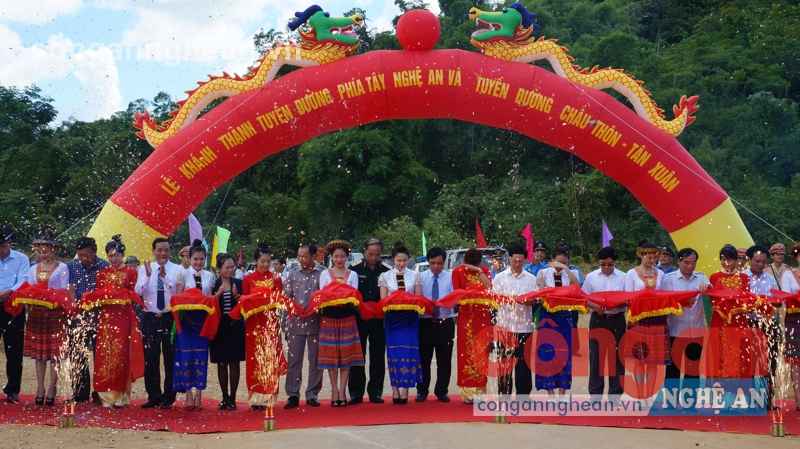 Lãnh đạo các cấp, ngành và địa phương tham gia lễ cắt băng khánh thành 2 tuyến đường