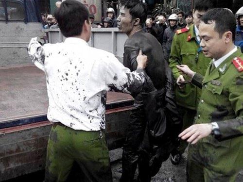 Lực lượng công an giải cứu đối tượng “ngáo đá” nhảy xuống hồ Gươm