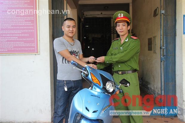 Đại diện đội CSTT và Cơ Động Công an TP Vinh trao trả tài sản cho người bị hại.