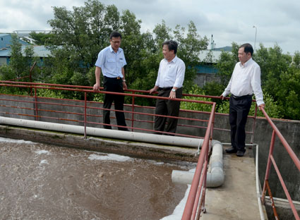 Đoàn thanh tra kiểm tra hệ thống xử lý nước thải của DNTN Tiến Đạt (xã Tân Hải, huyện Tân Thành).