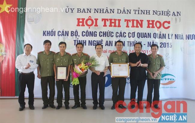 Đội thi của Công an Nghệ An nhận giải Nhì tại Hội thi.