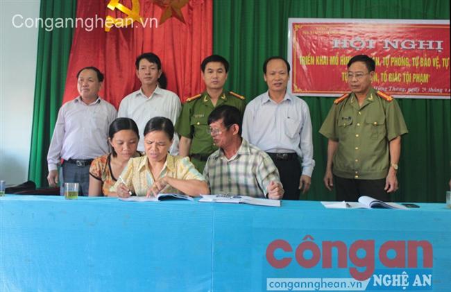 Các đơn vị ký cam kết triển khai mô hình.