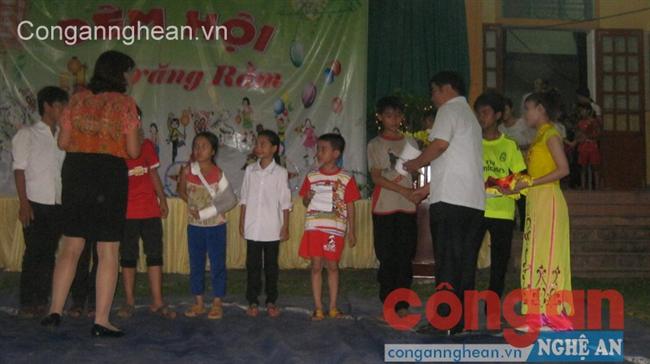 Lãnh đạo huyện Nam Đàn tặng quà cho thiếu nhi                          có hoàn cảnh khó khăn trên địa bàn xã Nam Thanh