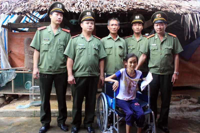 Lãnh đạo Phòng Bảo vệ Chính trị trao xe lăn và quà cho gia đình đồng chí Hóa