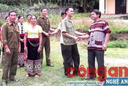 Công an và các đoàn thể xã Châu Bính, huyện Quỳ Châu vận động người dân chấp hành pháp luật, phát triển kinh tế.