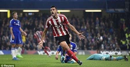  Pelle ghi bàn thắng ấn định tỉ số 3-1 cho Southampton trước Chelsea