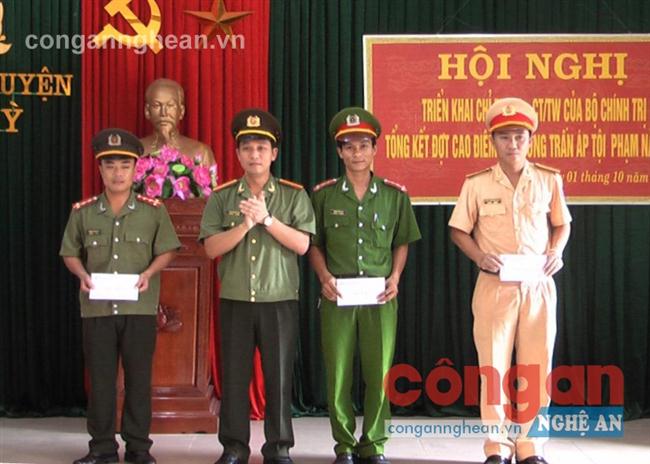 Chỉ huy Công an huyện Tân Kỳ trao thưởng cho                        các tập thể, cá nhân đạt thành tích xuất sắc                           trong đợt cao điểm tấn công, trấn áp tội phạm