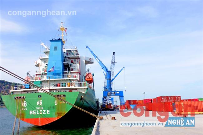 Khai thác, vận chuyển hàng hóa tại Cảng Cửa Lò