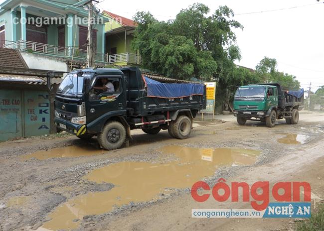 Vận chuyển vật liệu sau khai thác làm hư hỏng đường giao thông nông thôn và gây ô nhiễm môi trường nhưng kinh phí                     được cấp để khắc phục quá ít ỏi