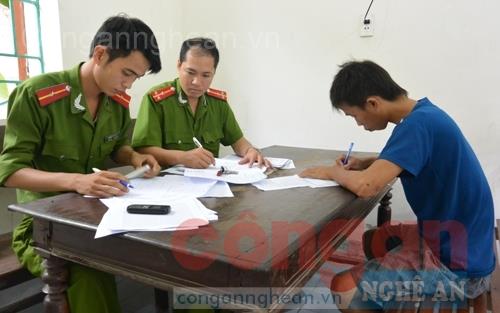 Cán bộ Công an huyện Nghi Lộc lấy lời khai đối tượng Nguyễn Văn Vỹ về hành vi hiếp dâm trẻ em.
