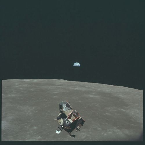 Tàu đổ bộ Mặt trăng LEM (Lunar Excursion Module) trở về Trái đất.
