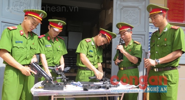 CBCS Đội Chính trị - Hậu cần bảo dưỡng vũ khí, đạn dược, sẵn sàng đáp ứng nhiệm vụ trong mọi tình huống.