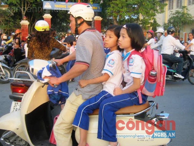 Phụ huynh vẫn còn xem nhẹ việc đội mũ bảo hiểm cho con khi tham gia giao thông