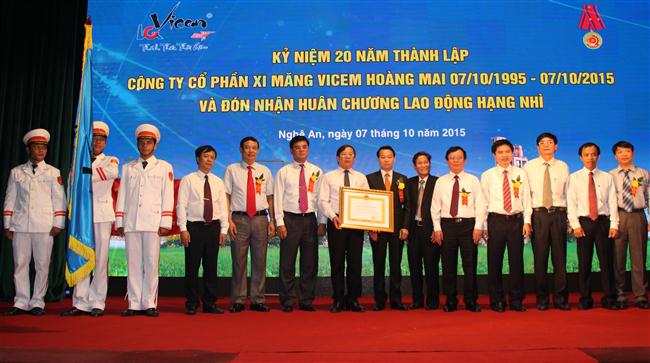 Thừa ủy quyền của Chủ tịch nước, Thứ trưởng Bộ Xây dựng Đỗ Đức Duy trao tặng Huân chương Lao động Hạng Nhì cho Công ty.