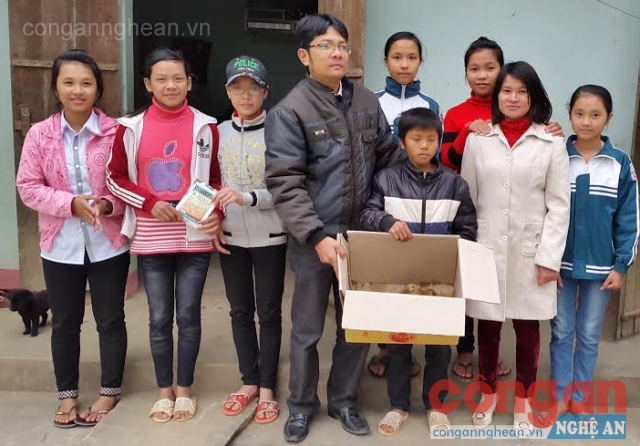 Trao “Đàn gà khăn quàng đỏ” cho học sinh khó khăn tại Trường THCS Đức Sơn