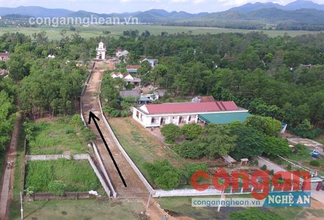 Con đường mới mở trái phép                      với diện tích 680,4 m2 chia cắt                 khuôn viên Trường Mầm non                      xã Nghi Kiều nhìn từ trên cao