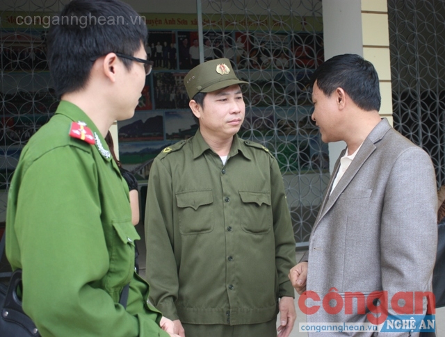 Đại diện chính quyền và Công an xã trao đổi nghiệp vụ với Công an huyện trong công tác đảm bảo ANTT