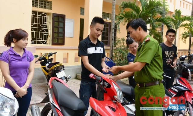 Công an huyện Quỳnh Lưu trao trả tài sản bị mất trộm cho người dân