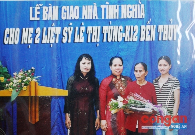 Chị Hồ Thị Tân (ngoài cùng bên trái) trong lần quyên góp xây nhà tình nghĩa cho trường hợp có hoàn cảnh khó khăn