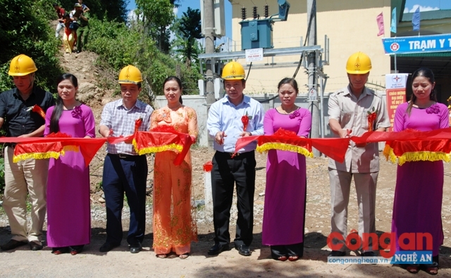 Lãnh đạo UBND tỉnh cùng Công ty Điện lực miền Bắc và các sở, ban, ngành cắt băng lễ đóng điện