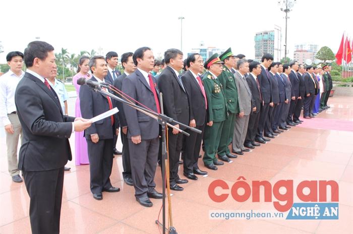 Đồng chí Hồ Đức Phớc, Bí thư Tỉnh ủy Nghệ An báo công lên Bác