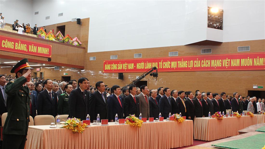 Các đại biểu tại Đại hội làm lễ chào cờ
