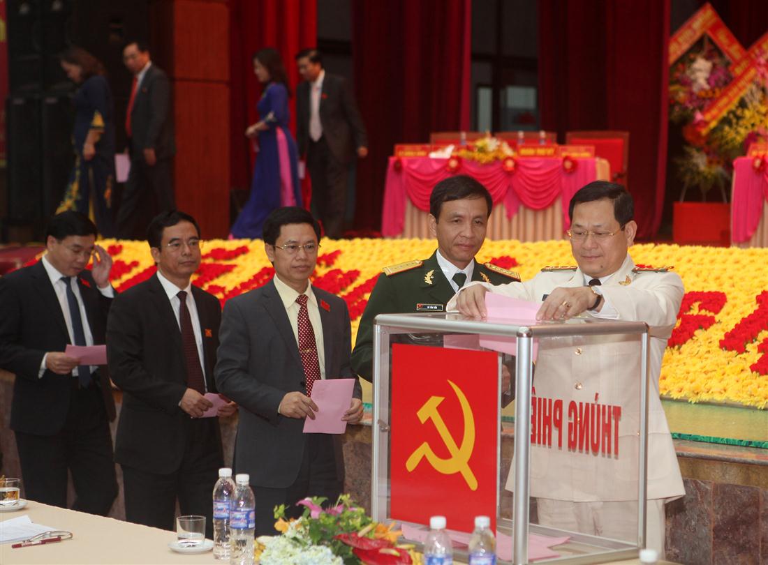 Các đại biểu bỏ phiếu bầu tại đại hội