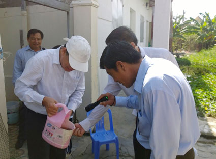 Đoàn kiểm tra phát hiện ổ lăng quăng sinh sống trong một vật dụng phế thải dùng làm ca múc nước tại nhà của người dân trên địa bàn phường 11 (TP.Vũng Tàu).