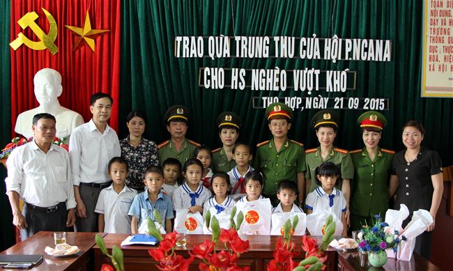 Hội Phụ nữ Công an tỉnh tặng quà Trung thu cho các cháu tại huyện Quỳ Hợp