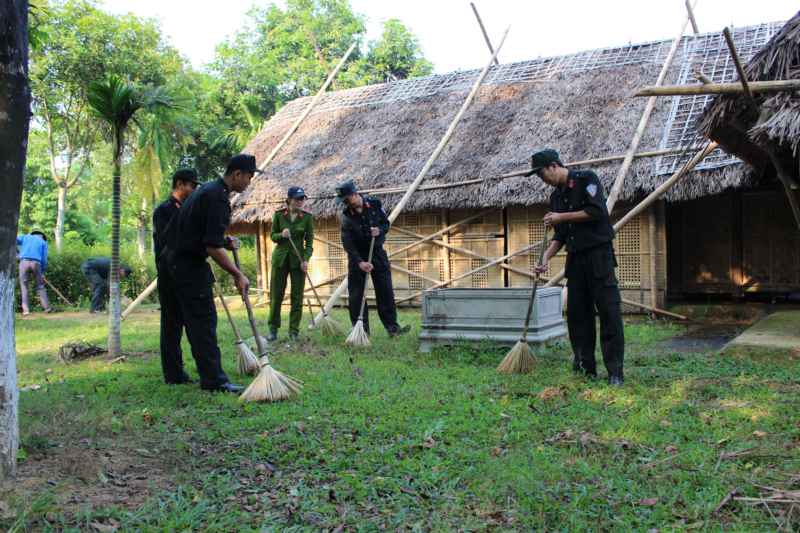Các đoàn viên thanh niên dọn vệ sinh quanh khu di tích Kim Liên