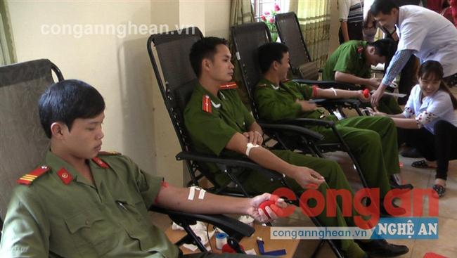 Các tình nguyện viên tham gia hiến máu