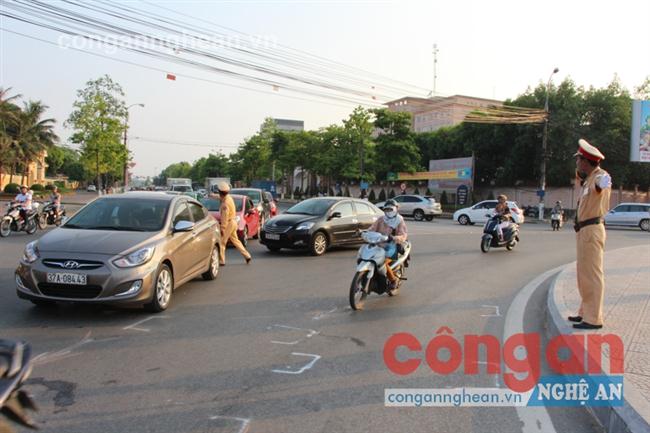 Lực lượng CSGT Công an TP Vinh làm nhiệm vụ điều phối, phân luồng giao thông vào giờ cao điểm