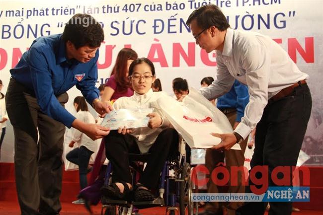 Trao học bổng cho các sinh viên                                 có hoàn cảnh khó khăn