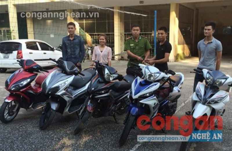 Công an TX Hoàng Mai trao trả xe máy bị mất trộm cho người dân