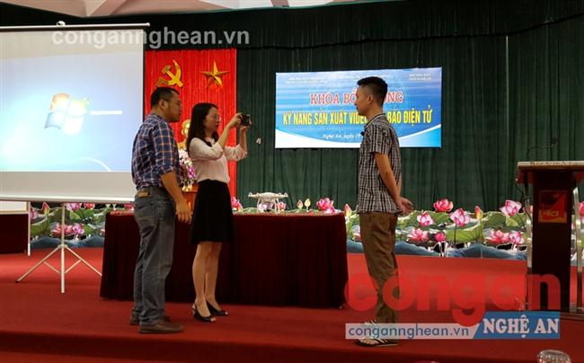 Nhà báo Hoàng Đức Long hướng dẫn học viên thực hành kỹ năng sản xuất video clip