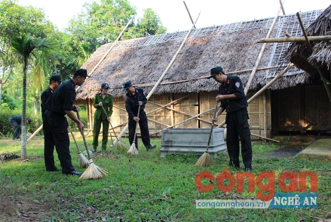 Đoàn viên thanh niên Phòng Cảnh sát Bảo vệ và Cơ động vệ sinh khuôn viên Khu di tích Kim Liên