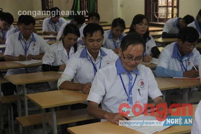 Ông Phan Văn Minh cùng con, cháu tham gia lớp học 