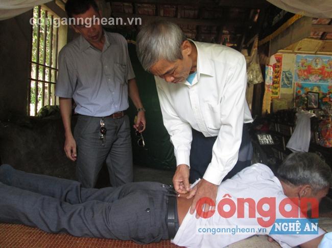 Ông Bùi Công Chung đang khám cho bệnh nhân