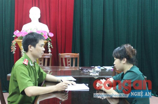 Lấy lời khai của đối tượng móc cốp xe máy
