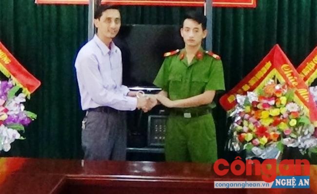 Đại diện Điện lực huyện Con Cuông nhận lại tài sản bị đánh rơi