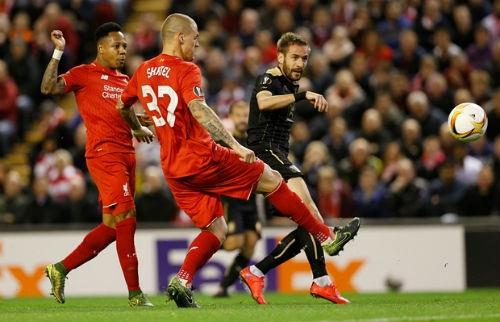 Clyne và Skrtel mắc lỗi vị trí trong bàn thua đầu trận của Liverpool