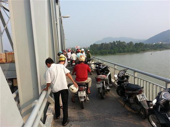 Hiện trường nới nam thanh niên nhảy xuống sông tự vấn