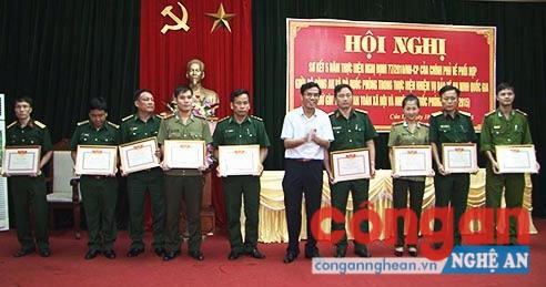 Các tập thể và cá nhân được Chủ tịch UBND TX Cửa Lò trao Giấy khen vì có thành tích xuất sắc trong thực hiện Nghị định 77 - Ảnh: Hạnh Quý