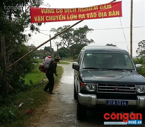 Việc lập chốt chặn, tuyên truyền đã được triển khai đồng bộ tại vùng dịch