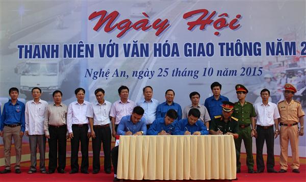 Đại diện lãnh đạo UBATGTQG, Trung ương Đoàn và UBND tỉnh chứng kiến lễ ký kết xây dựng văn hóa giao thông giữa các tổ chức đoàn