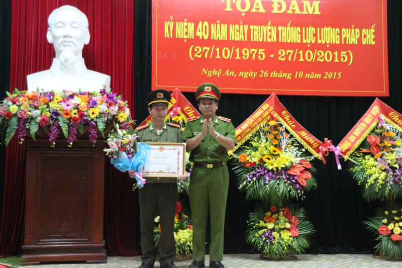 Trao giấy khen 